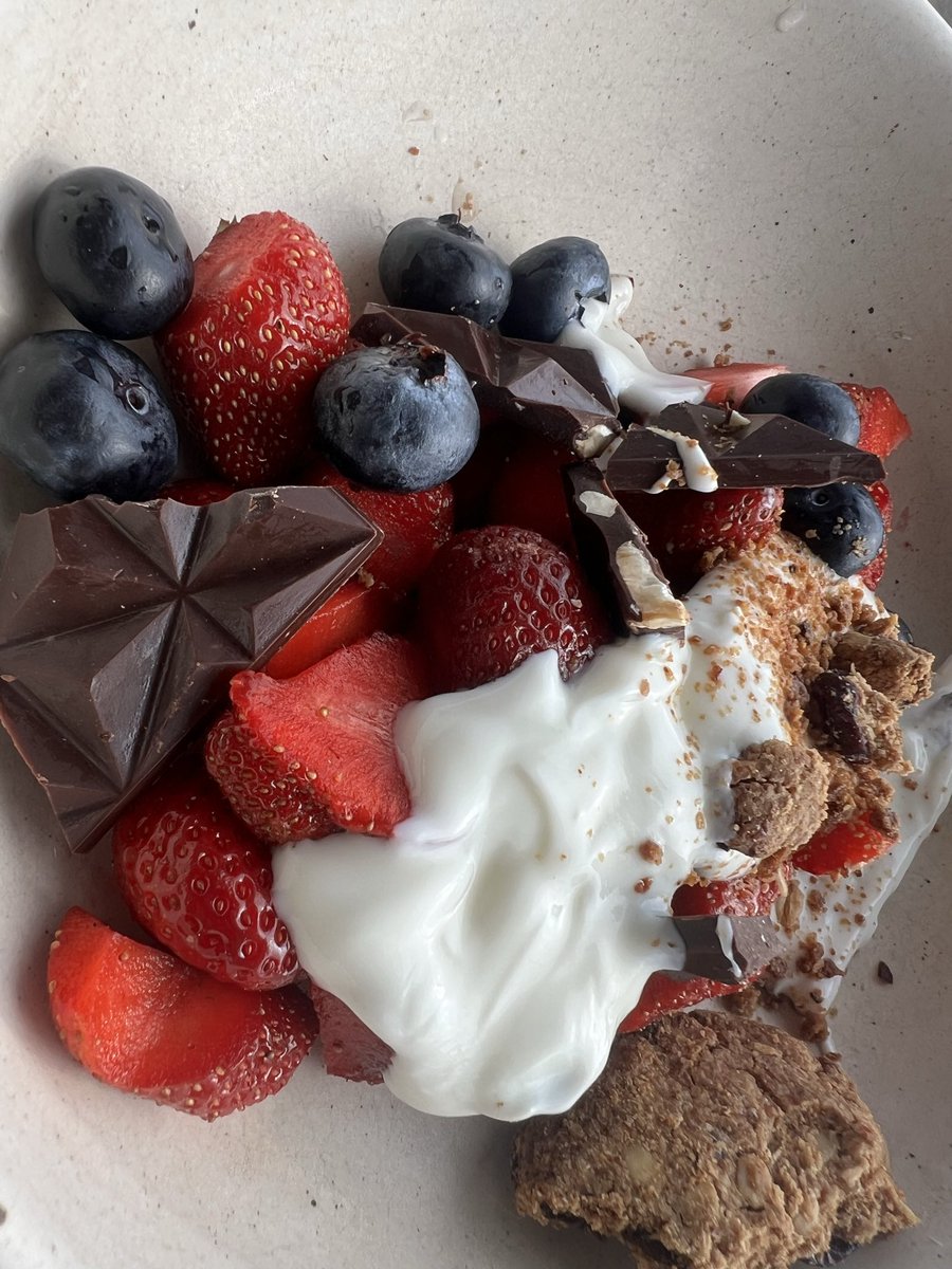 asase_art's tweet image. Snack time!
Blueberries
Strawberries 
Dark chocolate 
Greek yogurt
Hand made Oats cookie crumble on top

#periods #antioxidant #HealthyEating