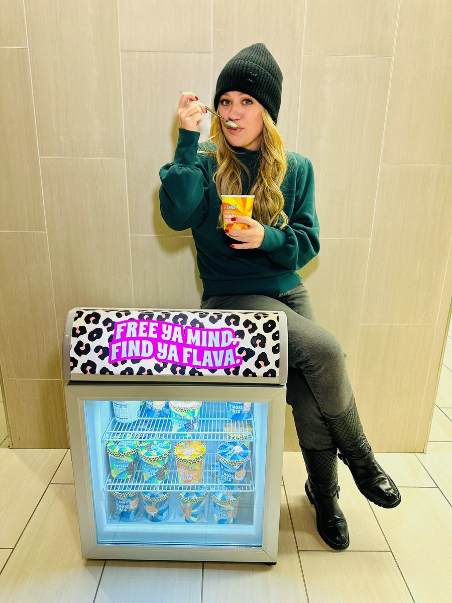 KellyClarsonn1's tweet photo. .@SnoopDogg out here sending me the best munchies ever. Thank you for the ice cream! My favorite is the Iced Out Orange Cream! https://t.co/uZU0uihbnc