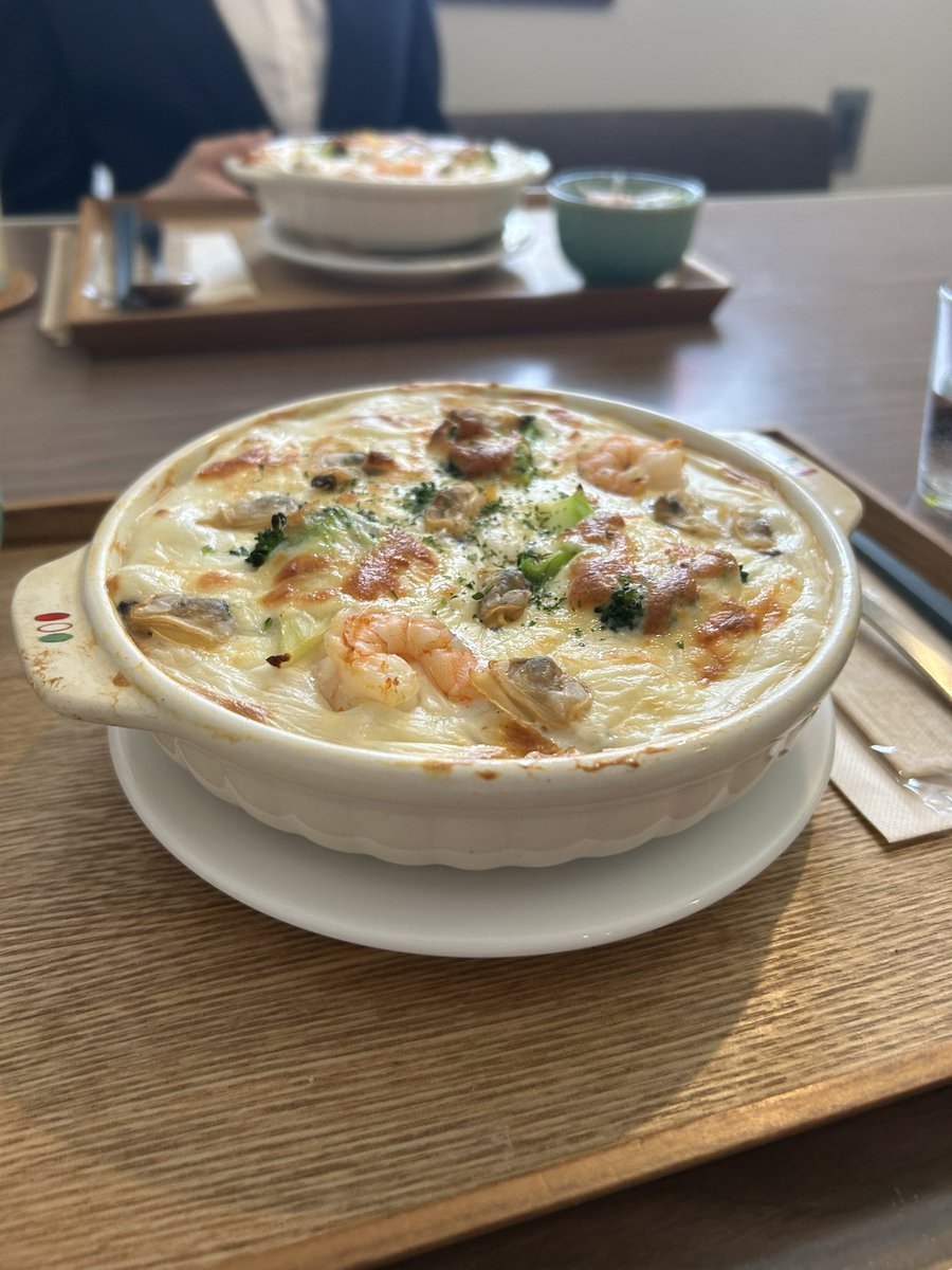 Cent_Pharm1033's tweet photo. 店舗見学に来た薬学生と新人薬剤師とランチ懇談☕️業界の選び方や入社理由など、おいしいランチを食べながら、懇談しました🍽️地域に住む人の背景や暮らしを知ってもらうために町内見学もしています。 https://t.co/mN7C2qeGTJ