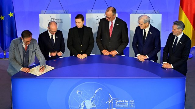 <a href="/cauwelaert/">Van Cauwelaert</a> Hier ziet u hoe De Wever zijn handtekening zet onder een ongedekte cheque van 1.000 miljard euro voor windenergie op de Noordzee.

Drie dagen geleden.

Woorden versus daden. Een man en een partij met twee gezichten.
