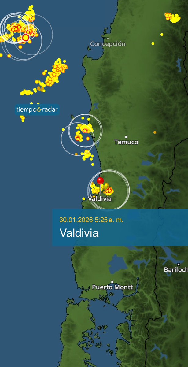 Se registra tormenta eléctrica en #ValdiviaCL. 
Persisten grandes núcleos convectivos frente al Biobío y La Araucanía. En la última hora se han contabilizado más de 12.600 descargas eléctricas en total, con tasas cercanas a 1.000 rayos en solo 5 minutos.

#truenos #tormenta