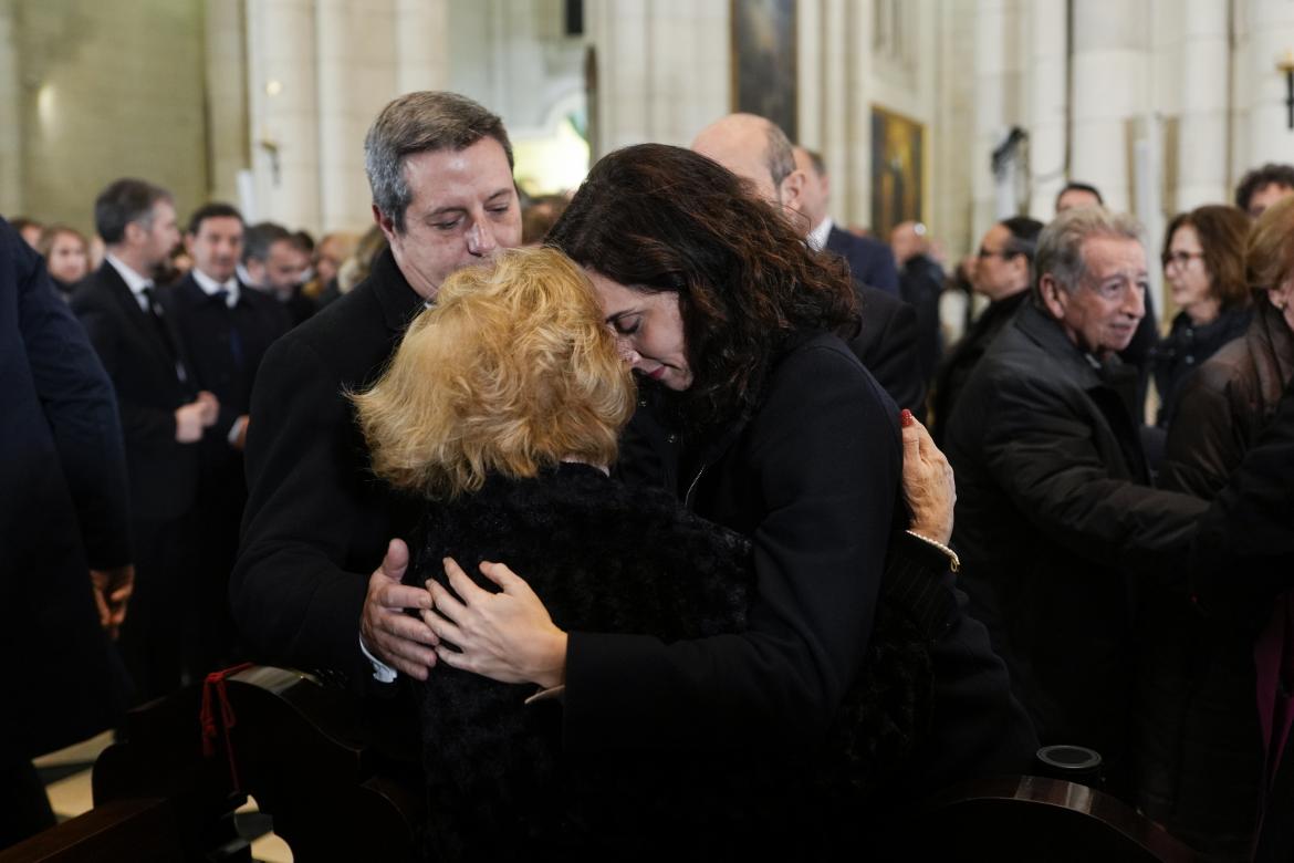La presidenta de la <a href="/ComunidadMadrid/">Comunidad de Madrid</a> Isabel Díaz #Ayuso <a href="/IdiazAyuso/">Isabel Díaz Ayuso</a> , en la misa funeral 🙏 por las víctimas del accidente ferroviario de Adamuz (Córdoba)
politicalocal.es/94728/ayuso-en…