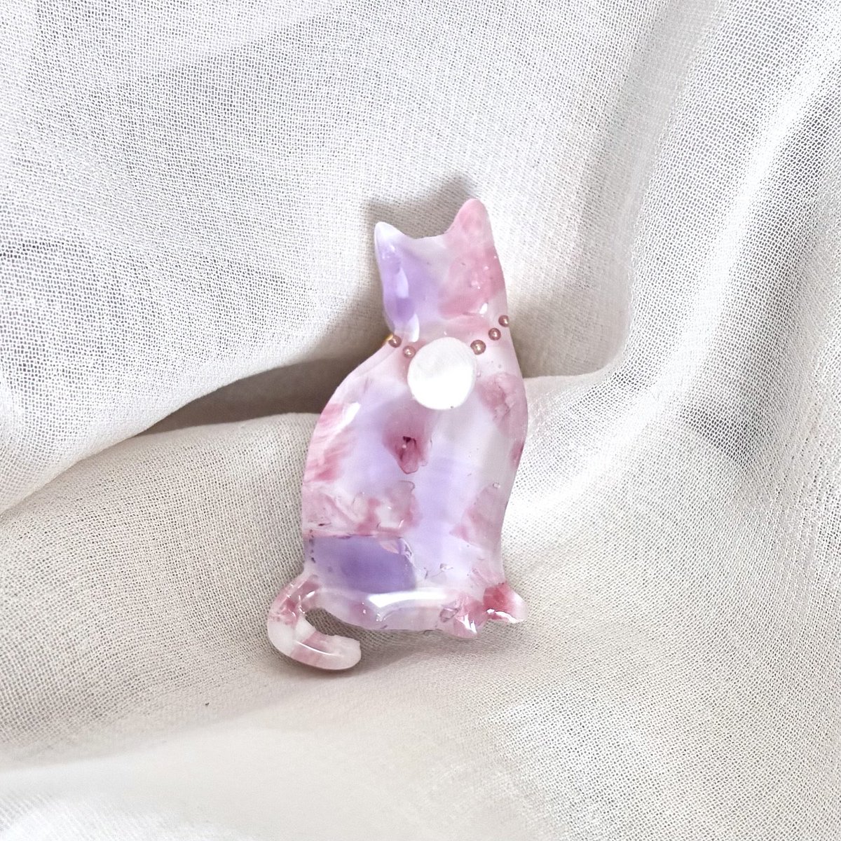 アメジストとローズクォーツの猫ピンバッジ✧*｡

パープルのアメジストとピンクのローズクォーツを使用したフェミニンな猫ちゃん🐈♡

🛒creema
creema.jp/item/20373780/…

🛒minne
minne.com/items/44802631