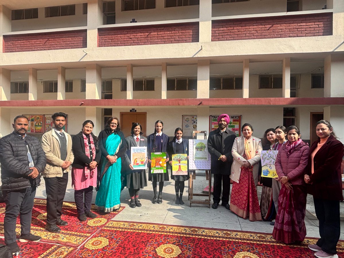 APSJalandhar's tweet image. Proud moment! Ms Varjit Kaur, class VIII student from Army Public School Jalandhar Cantt! 😊 She bagged the 2nd prize in the INTECH poster making competition at APEEJAY School Jalandhar #Intech #PosterMaking #SchoolCompetition"