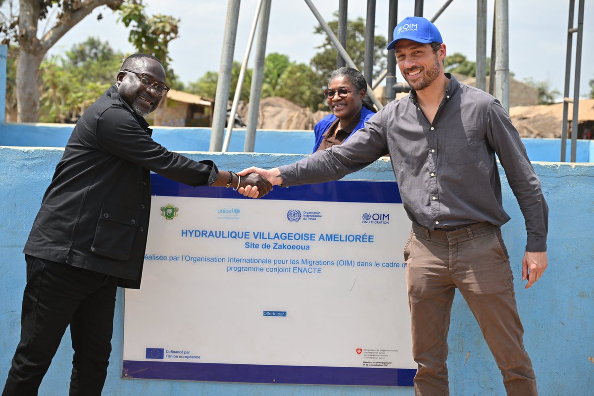 OIMCotedIvoire's tweet photo. 🇨🇮 L’OIM, @ILOAfrica et @UNICEF_CIV ont conjointement évalué les progrès du programme #ENACTE, dédié à la protection des enfants👧🏾🧒🏽

À Zakoéoua, la délégation a vu l’impact de l’HVA construite par l'OIM qui améliore l’accès à l’eau💧#EauPourTous #ProtectionDesEnfants https://t.co/X9LjbjLcNo