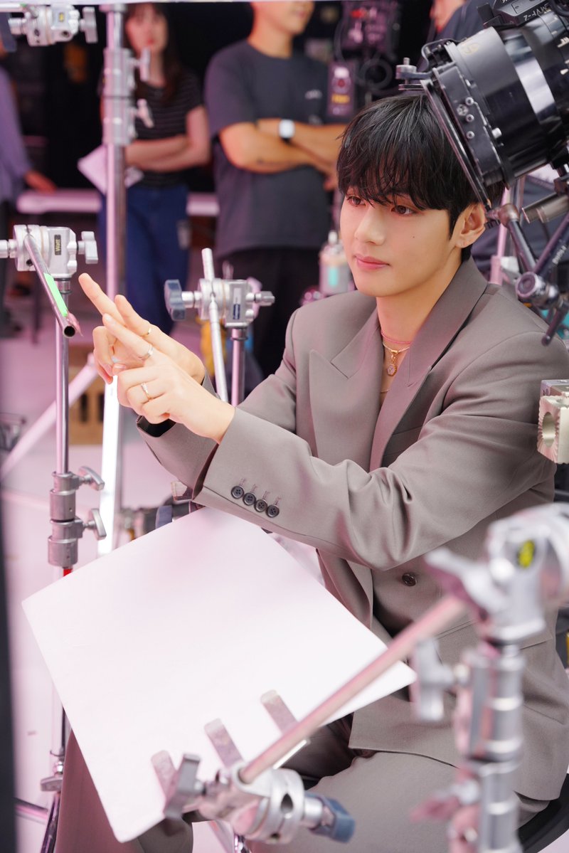 【Yunth ❘ V Beautiful snap at the shoot -vol.3-】
Yunth撮影現場のスナップをお届け📸✨
細やかなチェックを重ねながら撮影が進められました。
完成カットとはまた違う、リアルな空気感をお楽しみください。
#Yunth #V