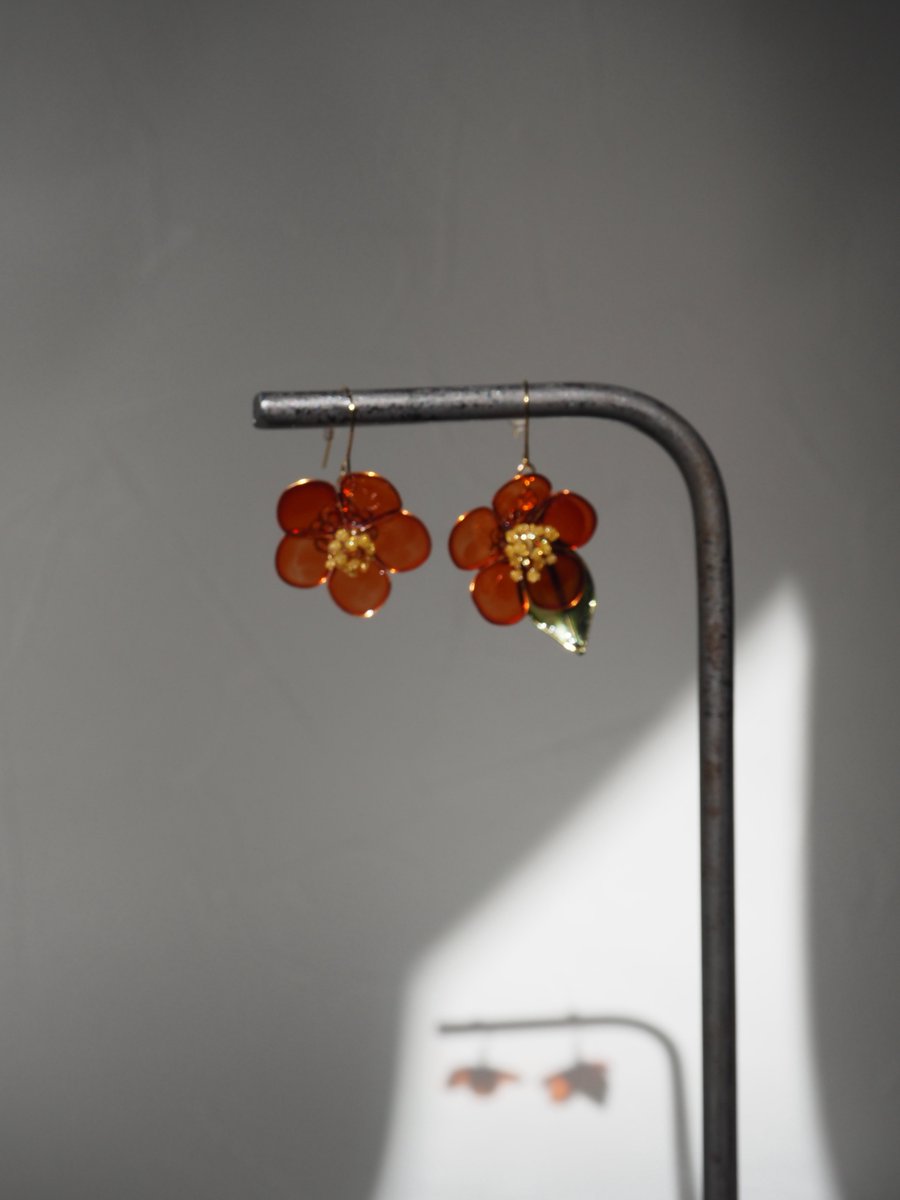 重たくなりがちな冬の装いに、
シンプルな赤い花で、さりげない温かみを。

透明感のある花びらと繊細な輝きの椿。
今週末、ネットショップにて再販予定です𓂃𓈒𓏸