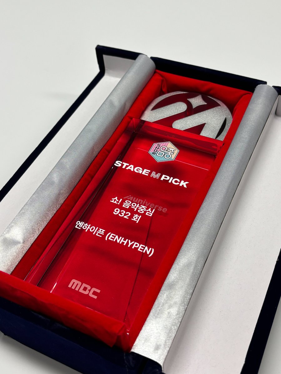 muniverse_io's tweet image. 🏆 STAGE M PICK : MBC 쇼! 음악중심 932회차 

#스테이지엠픽 트로피 도착! 🎁
.
.
#ENHYPEN #EN_Knife #THE_SIN_VANISH
축하드립니다 🗡️❤️

*트로피는 아티스트에게 직접 전달됩니다 ✨