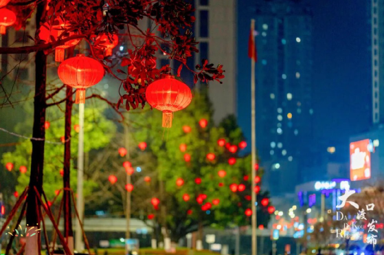 CQ_Liangjiang's tweet image. Dadukou District 🎊 is all set for the #SpringFestival 🧧! 

Red lanterns 🏮 glow, while twinkling installations ✨ and the vibrant music fountain 🎶⛲ fill the streets with a warm, joyful #festivevibe 😊. #lightart #nighttime #Chongqing

📷 Dadukou Release