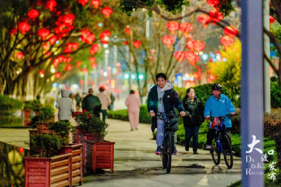 CQ_Liangjiang's tweet image. Dadukou District 🎊 is all set for the #SpringFestival 🧧! 

Red lanterns 🏮 glow, while twinkling installations ✨ and the vibrant music fountain 🎶⛲ fill the streets with a warm, joyful #festivevibe 😊. #lightart #nighttime #Chongqing

📷 Dadukou Release
