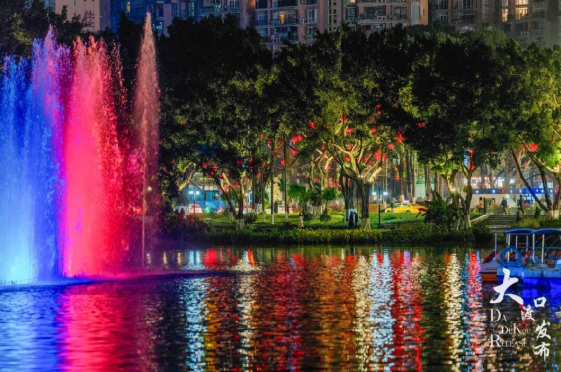 CQ_Liangjiang's tweet image. Dadukou District 🎊 is all set for the #SpringFestival 🧧! 

Red lanterns 🏮 glow, while twinkling installations ✨ and the vibrant music fountain 🎶⛲ fill the streets with a warm, joyful #festivevibe 😊. #lightart #nighttime #Chongqing

📷 Dadukou Release