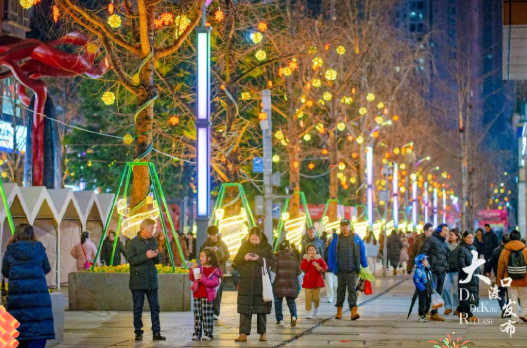 CQ_Liangjiang's tweet image. Dadukou District 🎊 is all set for the #SpringFestival 🧧! 

Red lanterns 🏮 glow, while twinkling installations ✨ and the vibrant music fountain 🎶⛲ fill the streets with a warm, joyful #festivevibe 😊. #lightart #nighttime #Chongqing

📷 Dadukou Release
