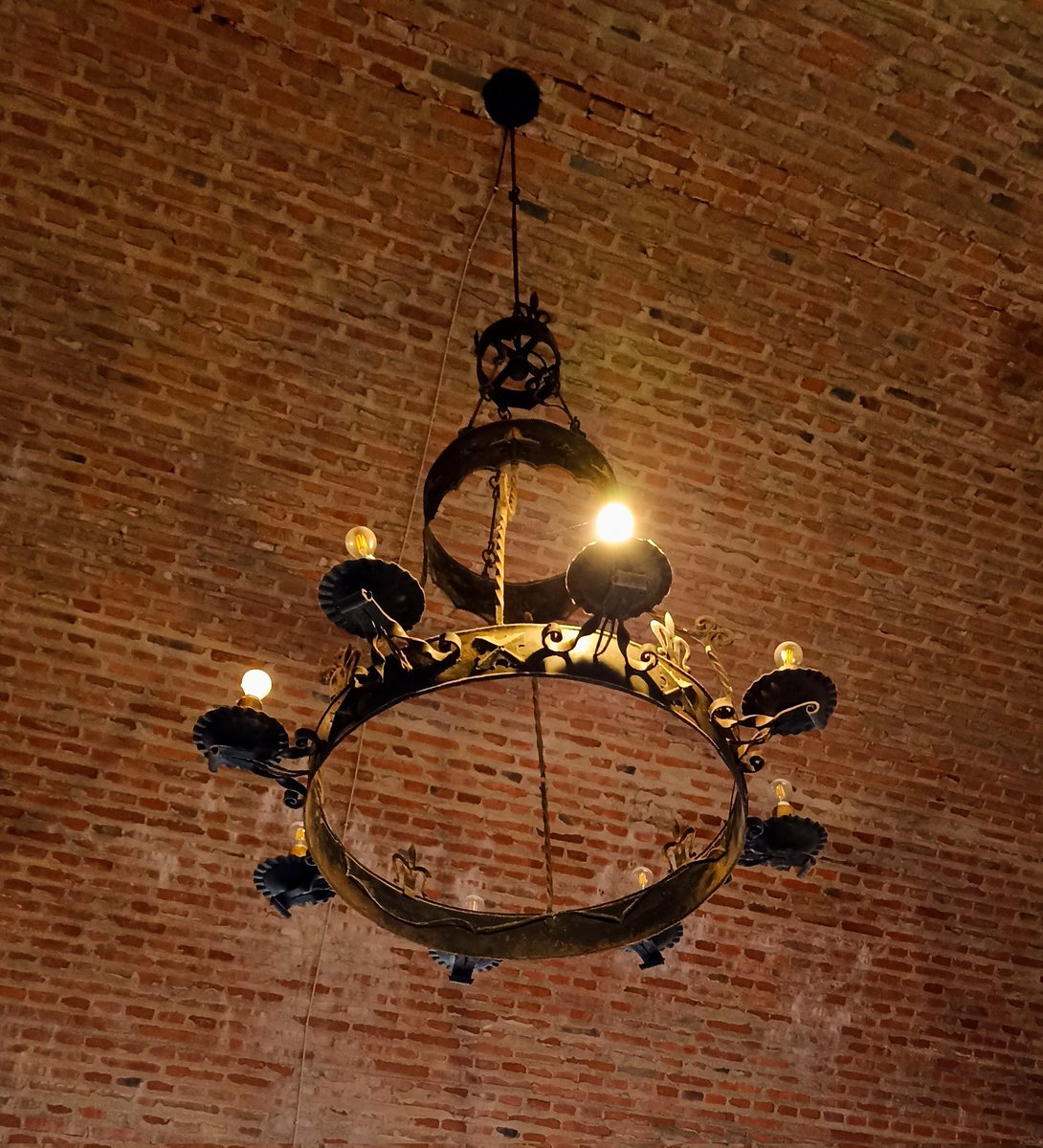 Buenos días
#letrasalacarta
Luz, para que la oscuridad sea menos tenebrosa.
Entre muros y altos techos, días breves de invierno, luz que da un poco de calidez al recinto.
Lujos de algunos, carencia de otros.
La historia se repite, aunque cambien velas por led.

#microcuento