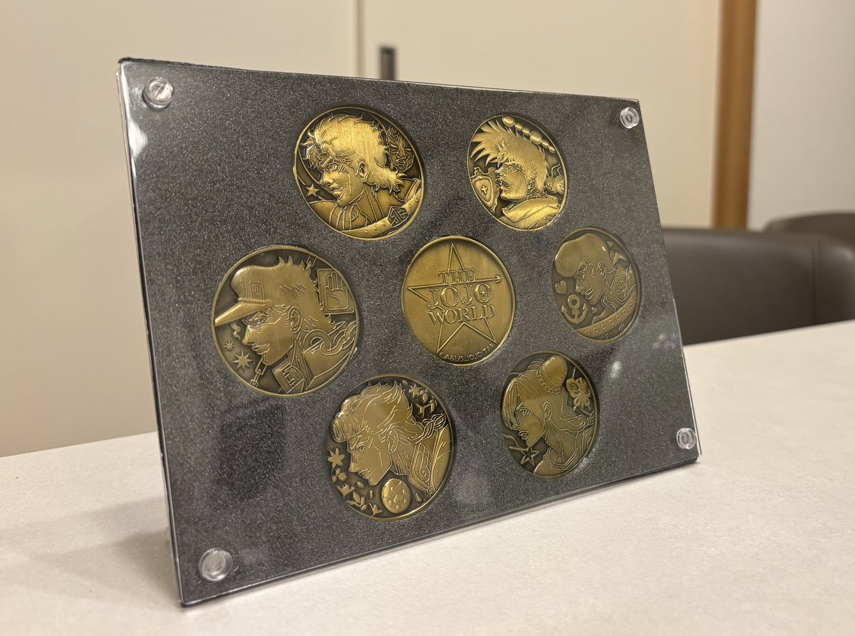 ジョジョワールドで売っているメダルです 私がずっと激推ししてます 持っているのと持っていないので気持ちが変わります みんな買いましょう  ケースは100均のもので作りました