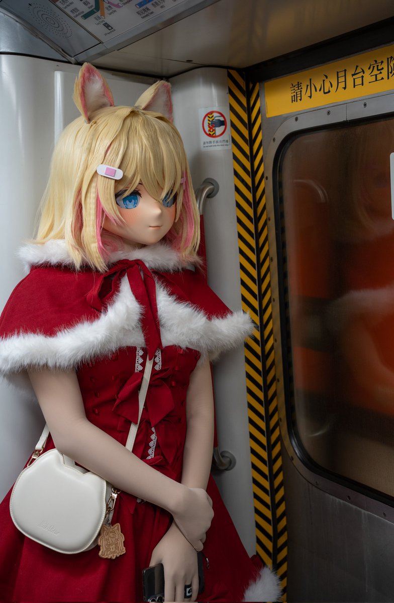 Moco-chan in MTR 📸：@takusan1121 #kigurumi #着ぐるみ #FWMCpix