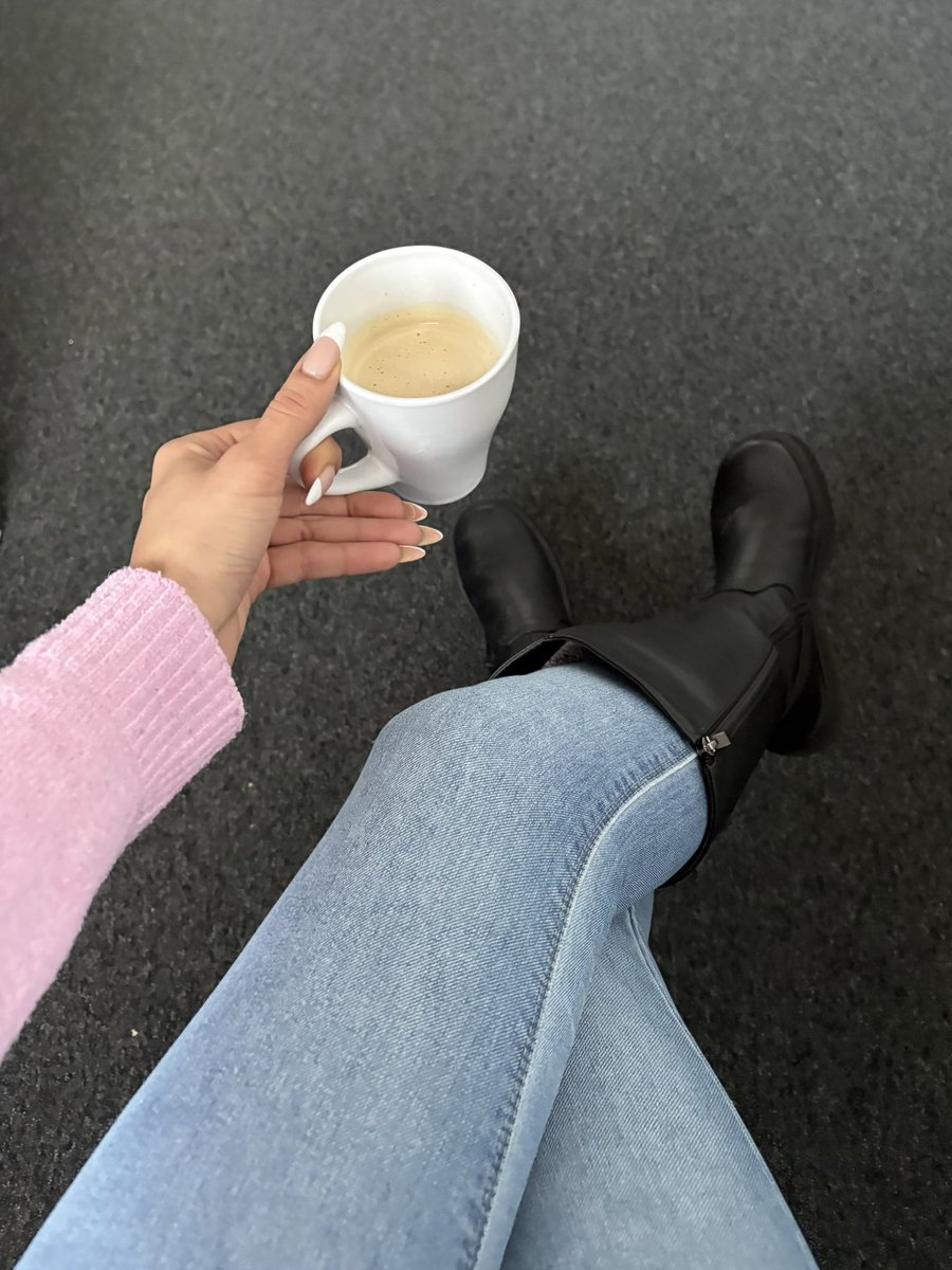 HerrinlinaS's tweet photo. Komm angekrochen whiteboi! Leck die Sohle meiner Lederstiefel ab, leg mir dein Gehalt zu Füßen &amp; verpiss dich wieder! BNWO https://t.co/DR33FmpeK1