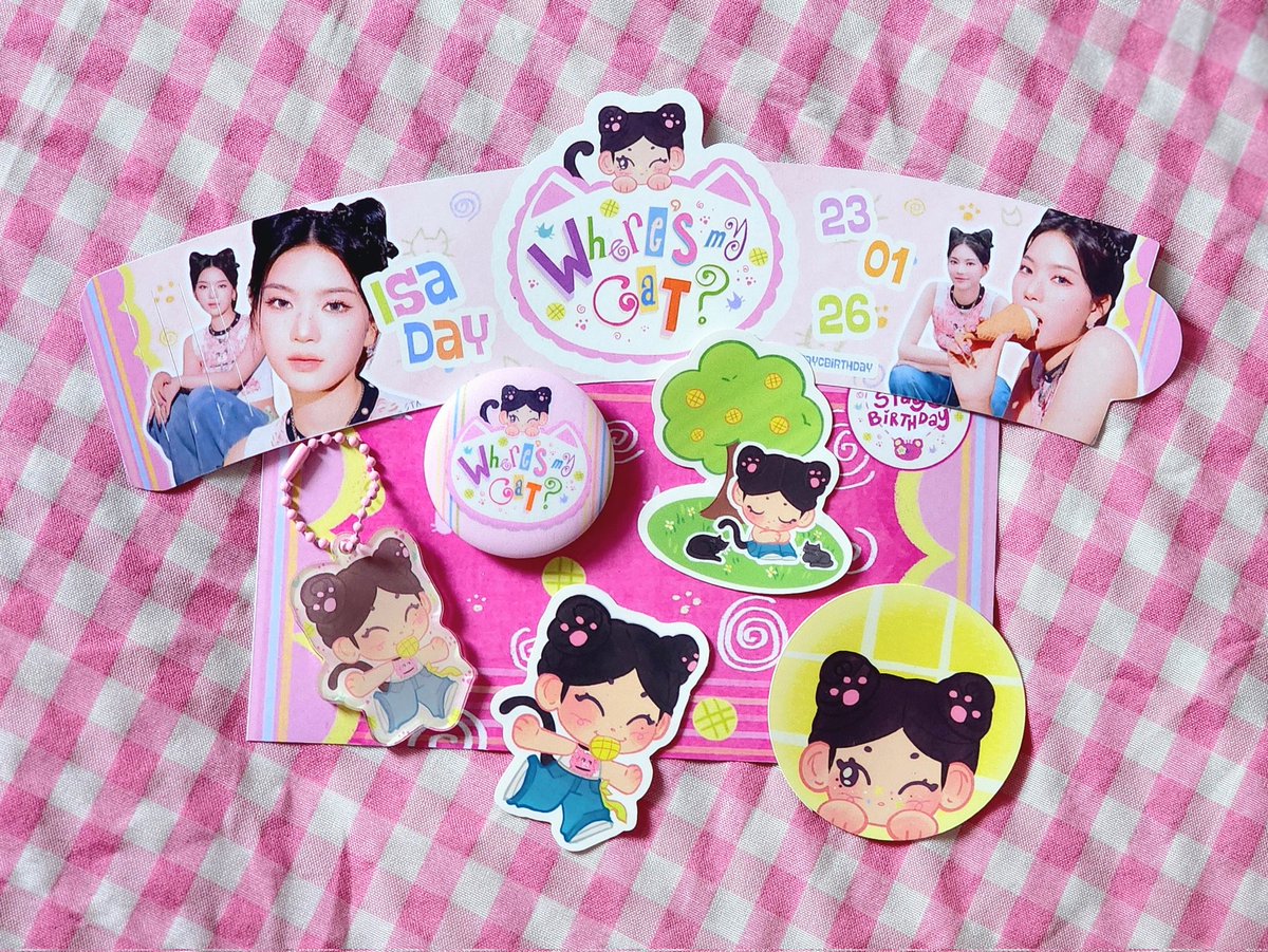 🐱🐾Merch set preview~
Come and grab yours tomorrow only at Snowberry Blok M! 🫶

#WheresMyCat
#STAYC #아이사 
#챙일축하_아이사랑행
#HAPPY_ISA_DAY