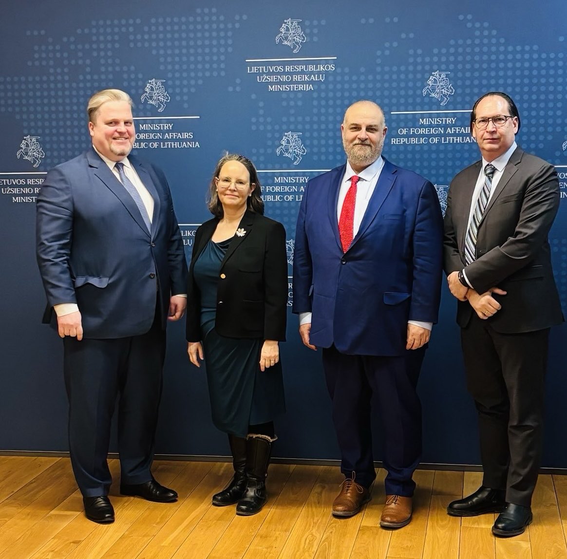 The <a href="/CanComCorp/">Canadian Commercial Corporation</a> (CCC) supports governments in tackling key procurement challenges through its G2G contracting model. 
We met with <a href="/LithuaniaMFA/">Lithuania MFA 🇱🇹 | #StandWithUkraine</a> to explore how CCC services could support Lithuania and strengthen cooperation between our countries.