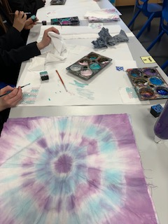 CroftonAcademy's tweet image. 🚨Wow Work Alert! Mrs Wort shared fantastic DT Club creations this week! Pupils are making tote bags and have already tie-dyed their fabric. Y7s have also been experimenting with block printing and printing on fabric. Brilliant creativity! #DTClub #CreativeLearning #WeAreCrofton
