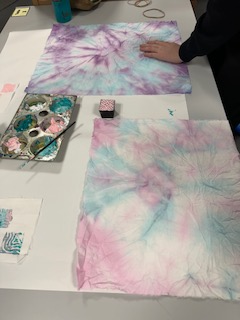 CroftonAcademy's tweet image. 🚨Wow Work Alert! Mrs Wort shared fantastic DT Club creations this week! Pupils are making tote bags and have already tie-dyed their fabric. Y7s have also been experimenting with block printing and printing on fabric. Brilliant creativity! #DTClub #CreativeLearning #WeAreCrofton