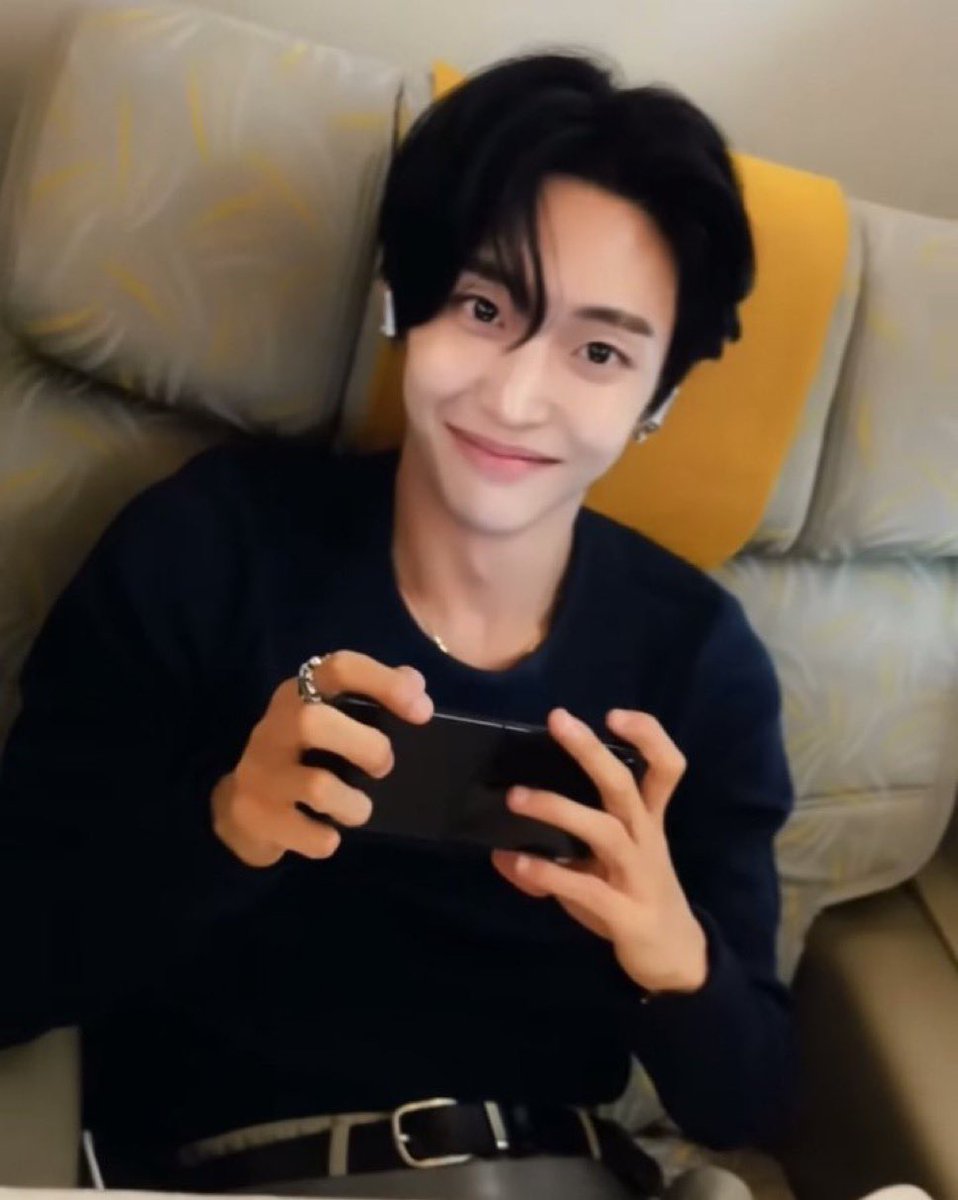 _db_dhf_'s tweet image. 미국남자 라방할 때마다 (연상의) 관념적 롱디 남친 바이브 낼때마다 개처죠으미…..🫠🫠