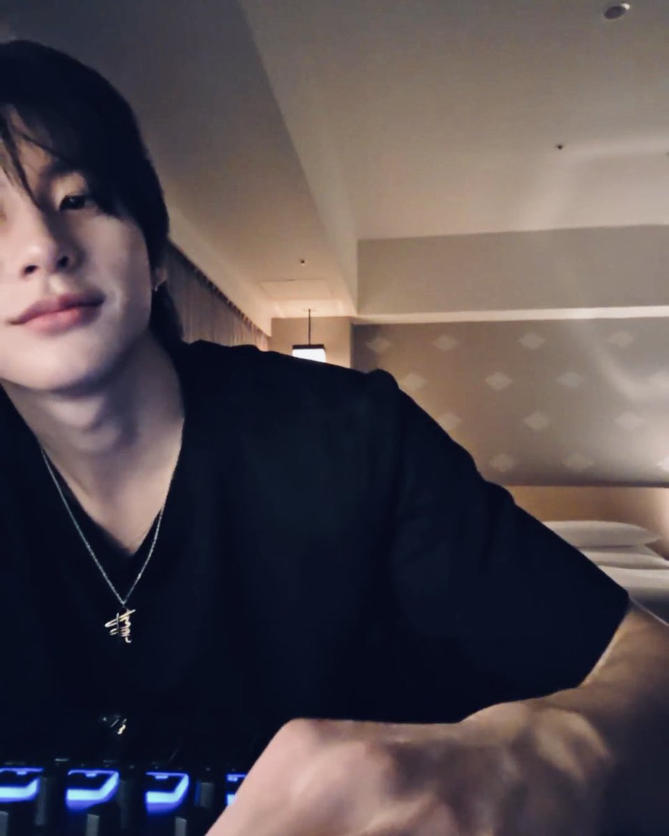 _db_dhf_'s tweet image. 미국남자 라방할 때마다 (연상의) 관념적 롱디 남친 바이브 낼때마다 개처죠으미…..🫠🫠