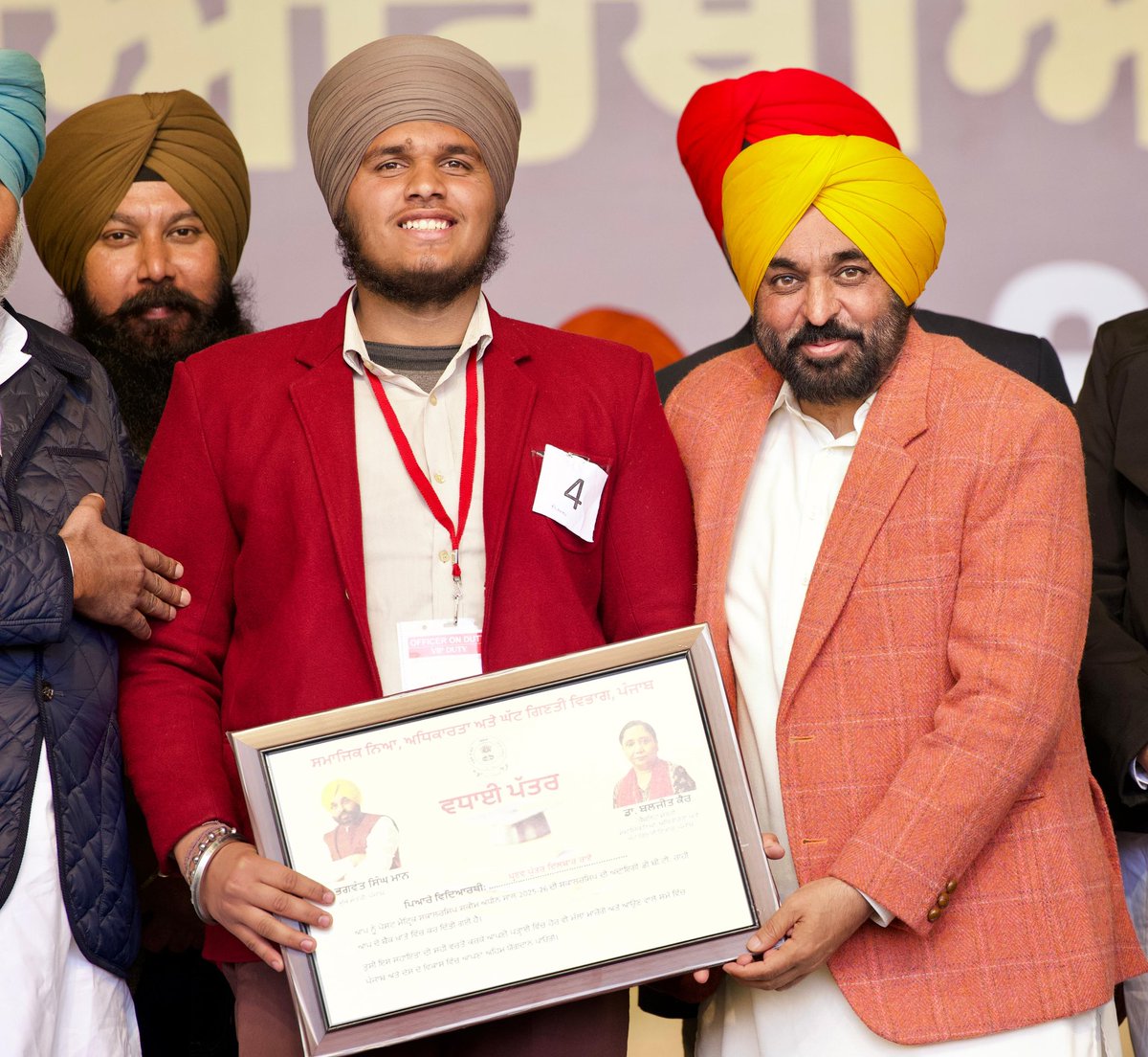 BhagwantMann's tweet photo. ਅੱਜ ਜਲੰਧਰ ਦੇ ਪੀ.ਏ.ਪੀ. ਗਰਾਊਂਡ ਵਿਖੇ ਐੱਸ.ਸੀ. ਵਿਦਿਆਰਥੀਆਂ ਨੂੰ ਵਜ਼ੀਫੇ ਵੰਡਣ ਲਈ ਪਹੁੰਚੇ, ਜਿੱਥੇ ਸੂਬੇ ਦੇ ਢਾਈ ਲੱਖ ਤੋਂ ਵੱਧ ਬੱਚਿਆਂ ਨੂੰ ਵਜ਼ੀਫੇ ਦਿੱਤੇ ਗਏ।

ਸਾਡਾ ਮੁੱਖ ਮਕਸਦ ਲੋੜਵੰਦ ਪਰਿਵਾਰਾਂ ਦੇ ਬੱਚਿਆਂ ਨੂੰ ਉਚੇਰੀ ਪੜ੍ਹਾਈ ਕਰਵਾਉਣਾ ਹੈ। ਸਾਲ 2020-21 ਦੇ ਮੁਕਾਬਲੇ ਹੁਣ 2024-25 ਵਿੱਚ ਵਜ਼ੀਫਾ ਲੈਣ ਵਾਲਿਆਂ ਦੀ ਗਿਣਤੀ 35 ਫ਼ੀਸਦੀ ਵਧ ਗਈ ਹੈ। ਇਹ ਵਜ਼ੀਫਾ ਸਿਰਫ਼ ਮਾਲੀ ਮਦਦ ਨਹੀਂ, ਸਗੋਂ ਬੱਚਿਆਂ ਨੂੰ ਆਤਮ-ਨਿਰਭਰ ਬਣਾਉਣ ਦਾ ਰਾਹ ਹੈ। ਸਾਡੀ ਕੋਸ਼ਿਸ਼ ਹੈ ਕਿ ਪੈਸੇ ਦੀ ਥੁੜ੍ਹ ਕਰਕੇ ਕੋਈ ਵੀ ਬੱਚਾ ਪੜ੍ਹਾਈ ਜਾਂ ਆਪਣੇ ਸੁਪਨਿਆਂ ਤੋਂ ਵਾਂਝਾ ਨਾ ਰਹੇ।
------------
आज जालंधर के पी.ए.पी. ग्राउंड में एस.सी. विद्यार्थियों को छात्रवृत्ति वितरित करने पहुँचे, जहाँ राज्य के ढाई लाख से अधिक बच्चों को छात्रवृत्ति प्रदान करने की शुरुआत हुई ।

हमारा मुख्य उद्देश्य ज़रूरतमंद परिवारों के बच्चों को उच्च शिक्षा दिलाना है। वर्ष 2020-21 की तुलना में अब 2024-25 में छात्रवृत्ति प्राप्त करने वाले विद्यार्थियों की संख्या में 35 प्रतिशत की वृद्धि हुई है। यह छात्रवृत्ति केवल आर्थिक सहायता नहीं है, बल्कि बच्चों को आत्मनिर्भर बनाने का एक सशक्त माध्यम है। हमारा प्रयास है कि पैसों की कमी के कारण कोई भी बच्चा ना तो शिक्षा से वंचित रहे और ना ही अपने सपनों से।