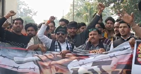 ZEEUPUK's tweet image. #Breaking 

UGC के विरोध में किया प्रदर्शन
स्वर्ण समाज के लोगों ने किया प्रदर्शन
UGC के विरोध में युवक ने कराया सर मुंडन

#UGCProtest #UGCRules #UGCControversy #StudentProtest #ZeeUPUK