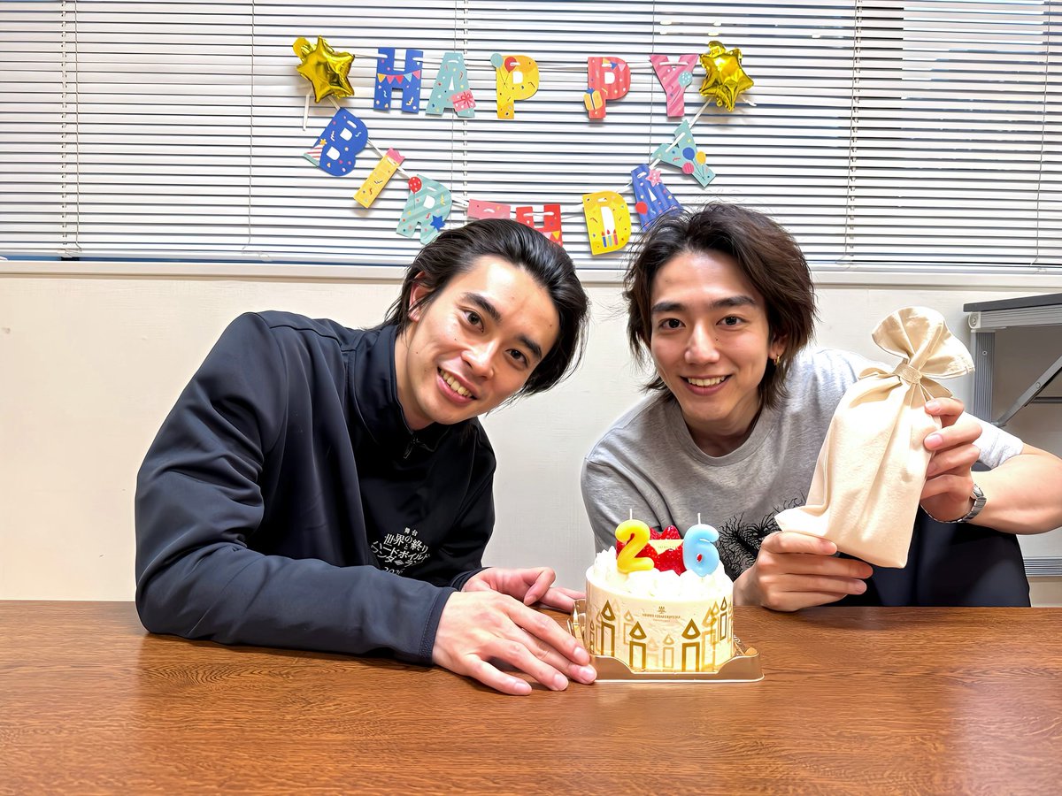 haru_fujita943's tweet image. 同楽屋の葵汰くんが本日バースデーということでお祝いしました🎂
続きは葵汰くんのFCで☑︎(ゆくゆく上がるらしいです)
おめでとう！！
M

#駒木根葵汰
#藤田ハル
#sekainoowari_jp