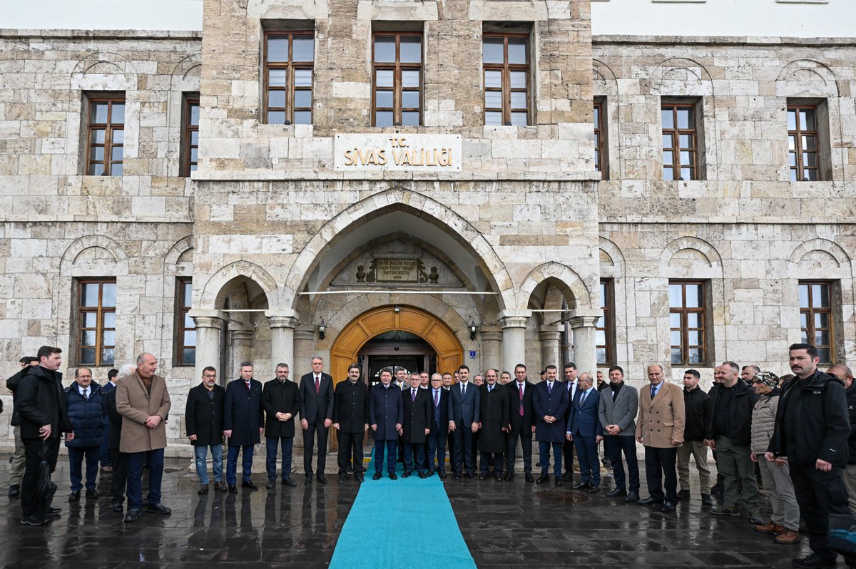 yilmaztunc's tweet photo. #Sivas Valiliğini ziyaret ettik. 

Güzel şehrimizde yürütülen çalışmalar hakkında kapsamlı bilgi aldık, projeler üzerine değerlendirmelerde bulunduk.

#TürkiyeYüzyılı vizyonumuz doğrultusunda Sivas’ımızın daha da kalkınması ve gelişimi için el birliğiyle çalışmalarımızı sürdüreceğiz.

@valisimsek
@avabdullahguler
@hakanaksu058
@rukiye_toy
@sivasvaliligi