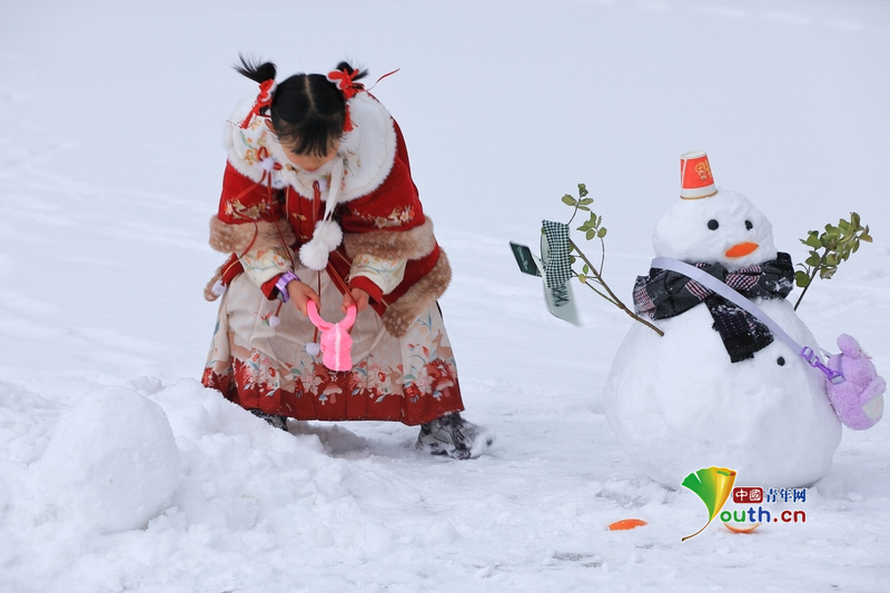 YouthChina's tweet photo. On January 29, 2026, in #Dingxi City, #Gansu Province. #Anding District welcomed the #snowfall. Children played in the snow, building snowmen and enjoying the wintry weather. #ChinaTravel #snow #ChinaSociety https://t.co/xKX6q4QG8d
