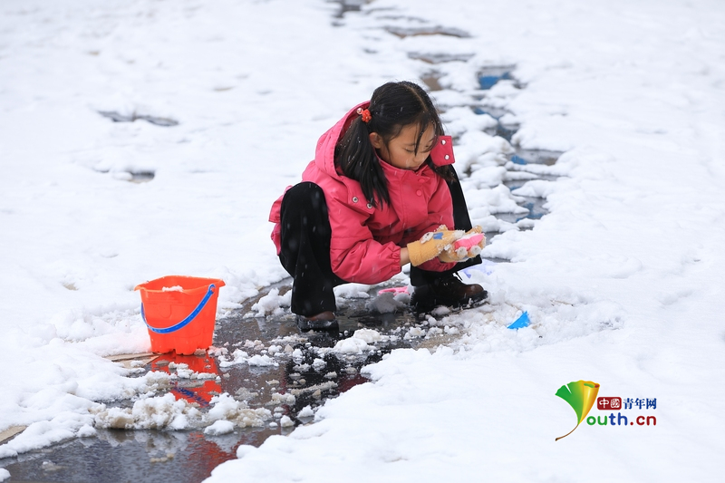 YouthChina's tweet photo. On January 29, 2026, in #Dingxi City, #Gansu Province. #Anding District welcomed the #snowfall. Children played in the snow, building snowmen and enjoying the wintry weather. #ChinaTravel #snow #ChinaSociety https://t.co/xKX6q4QG8d