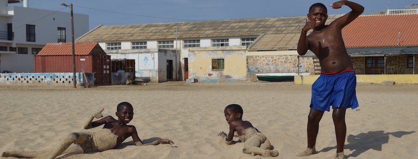 These children are having a lot of fun on Bitxe Rotxa beach in Porto Inglês (Vila do Maio) on the island of Maio. They don't have many possessions like children in other parts of the world, but they are happy ...More: discover-cape-verde.com/bitxe-rotxa-be…