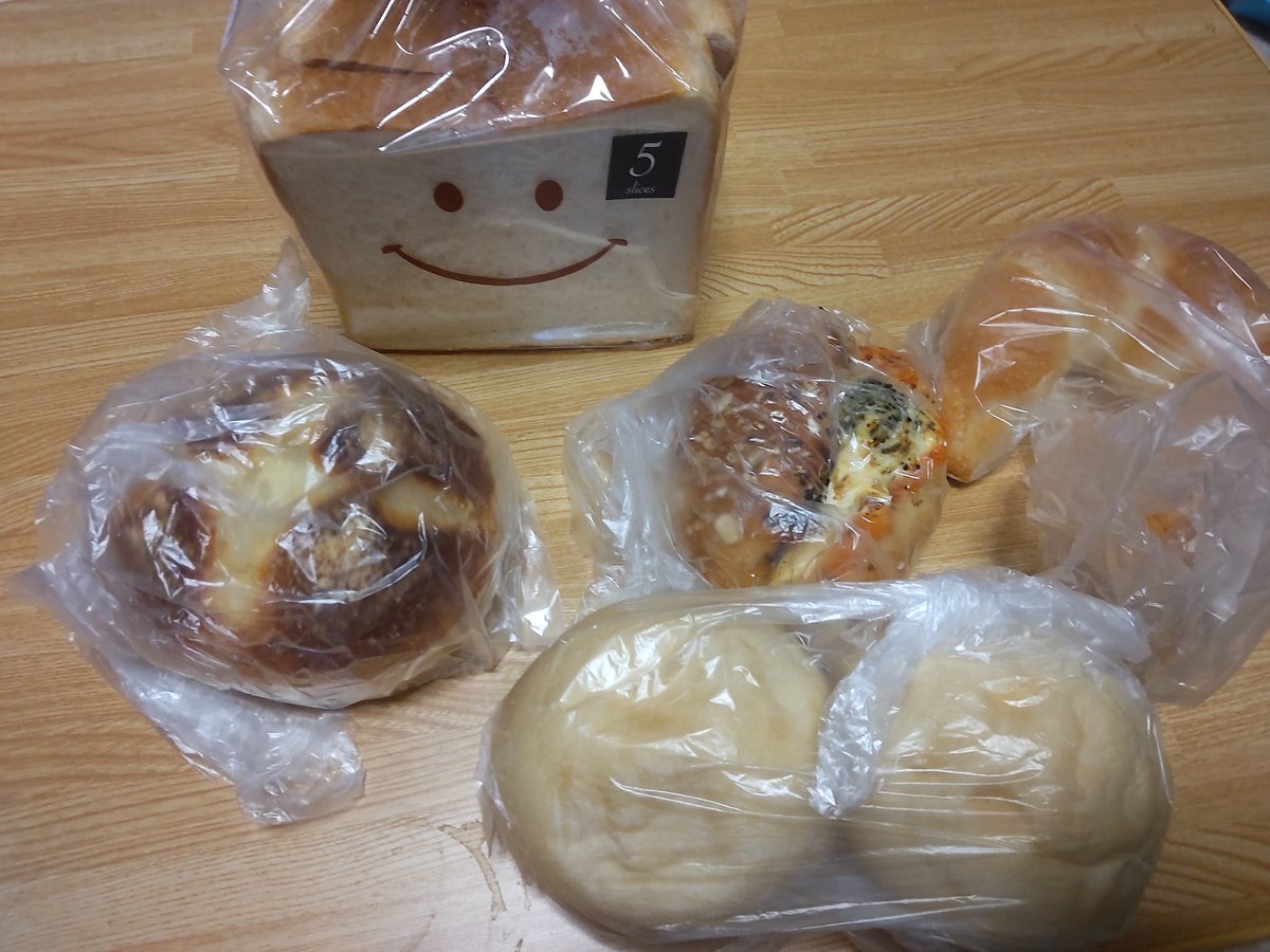 yuzu_cerezo's tweet photo. 寝坊しちゃって、昼前に急いで、Panissimoに行ってきました☺️
売り切れ回避できてよかった~。
どれもこれも美味しそうで、テンション上がるも、肝心の食べたかったバケット買い忘れてしまう💦
玉造って色々お店があるんだね。
元東成区民やった頃が懐かしい。
#Panissimo
#サクラマンカイバル https://t.co/v483iFRjbg
