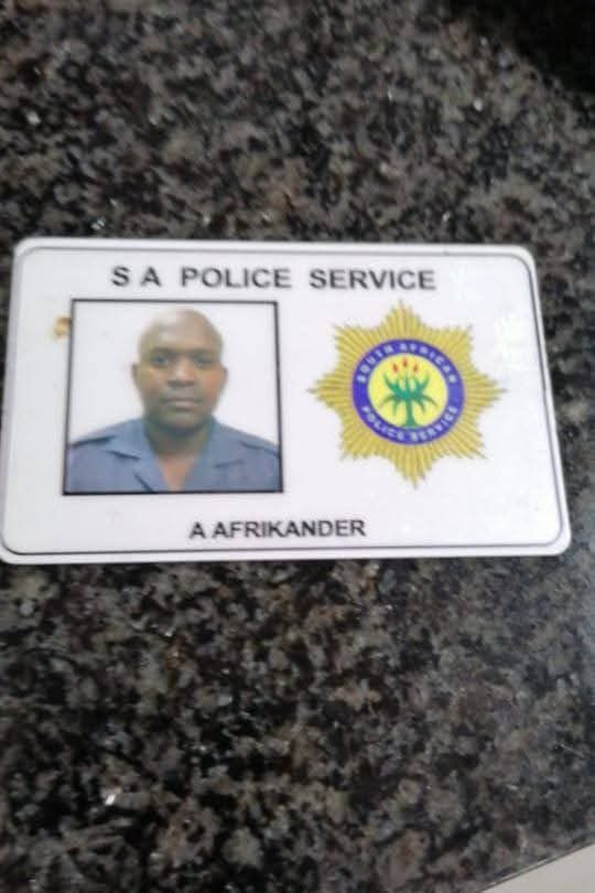 Patriot_S_A's tweet image. Going around robbing innocent people telling them that he's a police officer watch out for this thug  people