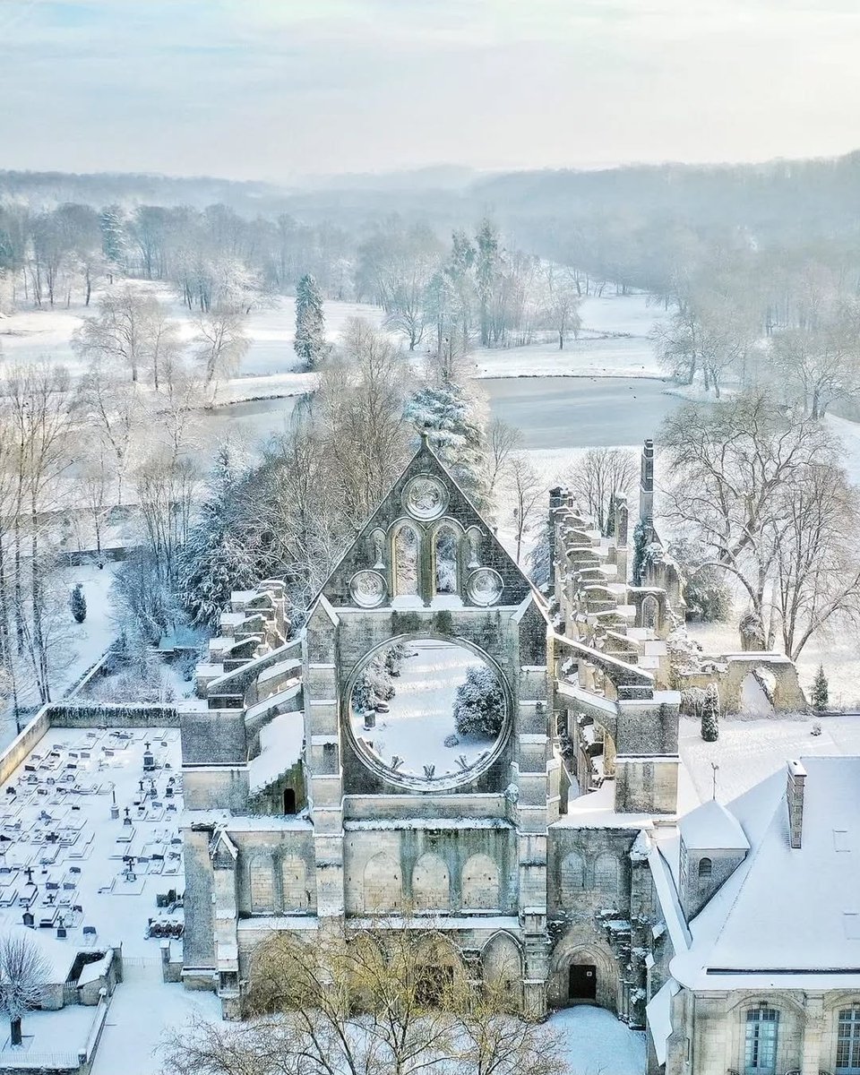 CHistoire's tweet photo. 🔴 𝗔𝗯𝗯𝗮𝘆𝗲 𝗱𝗲 𝗟𝗼𝗻𝗴𝗽𝗼𝗻𝘁 (𝗔𝗶𝘀𝗻𝗲) ! ⛪️
Fondée par Saint Bernard de Clairvaux en 1131, l'abbaye de #Longpont est le refuge de plusieurs centaines de moines cisterciens au XIIe siècle. 🙏 #Abbaye #AbbayedeLongpont
📕 https://t.co/25gcPcSm06 https://t.co/gCWFS4i2Wg
