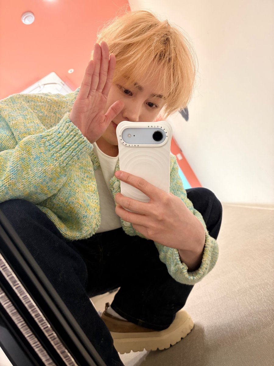 깜찍한 행동에 귀여운 파스텔 착장이면 하늘들 다 뒤집어지죠 •••