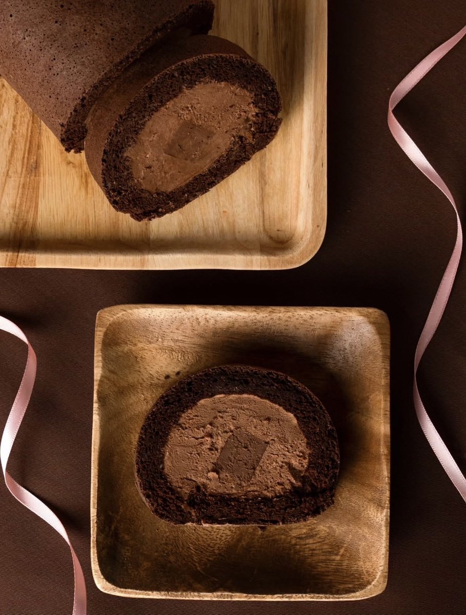 focetta's tweet image. バレンタインに大切なのは「量」じゃなく「想い」。
濃厚なのに軽やか。
フォチェッタの低糖質 生チョコロールケーキ 🍫💛