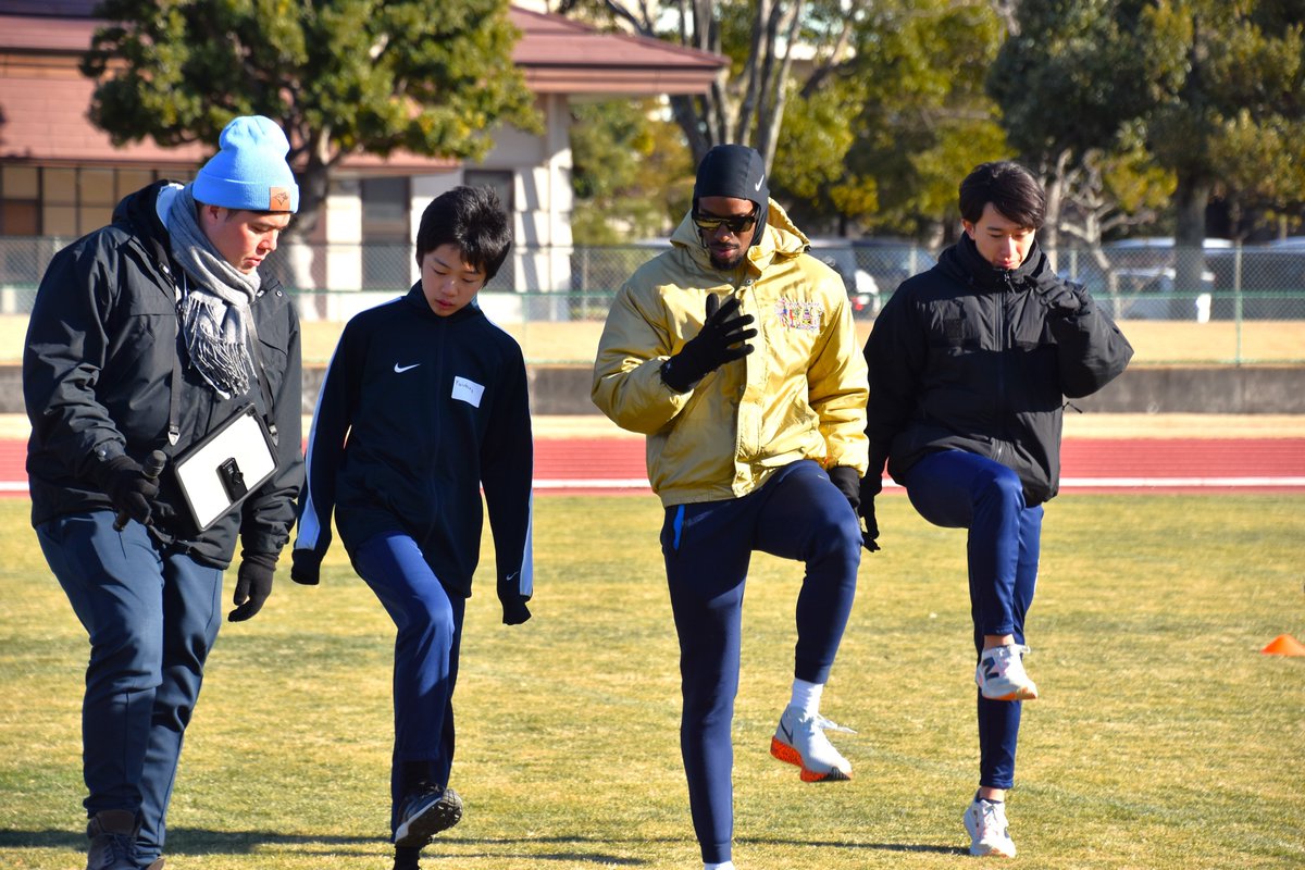 1月25日(土)重兵衛スポーツフィールド中台陸上競技場で「アメリカ陸上クリニック」が行われました。
講師を務めたのはアメリカナショナルチームのコーチやオリンピックメダリストなど。
クリニックでは選手のデモンストレーションを交えながら、体の使い方などが教えられていました！