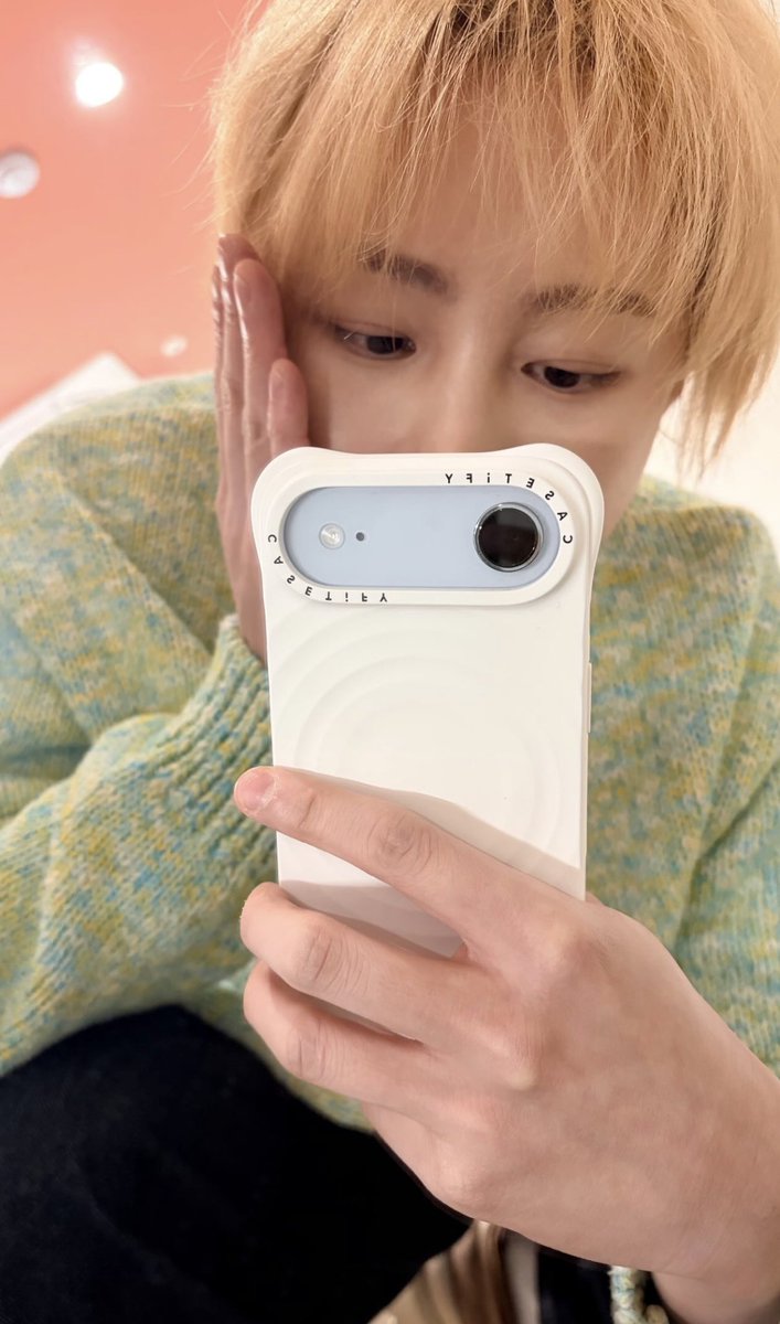 하성운 밝고 뽀용하고 화사한 거 봐😍
너무너무 예뽀니야💚