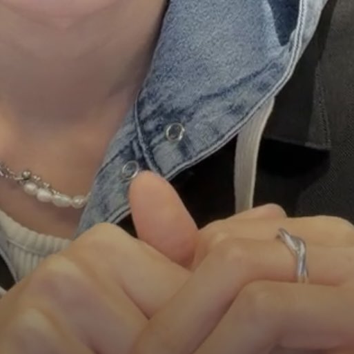 iro102_'s tweet image. 오늘은 연습생 때 하던 액세서리 모음이네