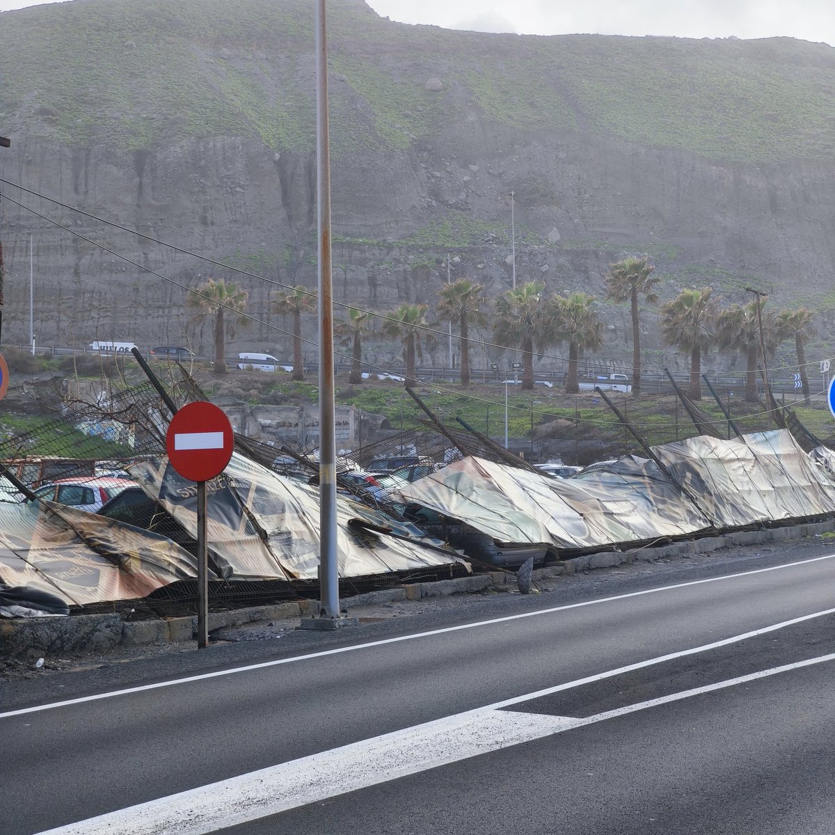 En 2019, ante la polémica por la instalación de un potrero en El Rincón, alguien aseguró que solo duraría un año. Sin embargo, aquí sigue. Sería conveniente que alguien del área de Movilidad del Ayuntamiento o de Sagulpa se pasara y adecentara, al menos, sus exteriores.