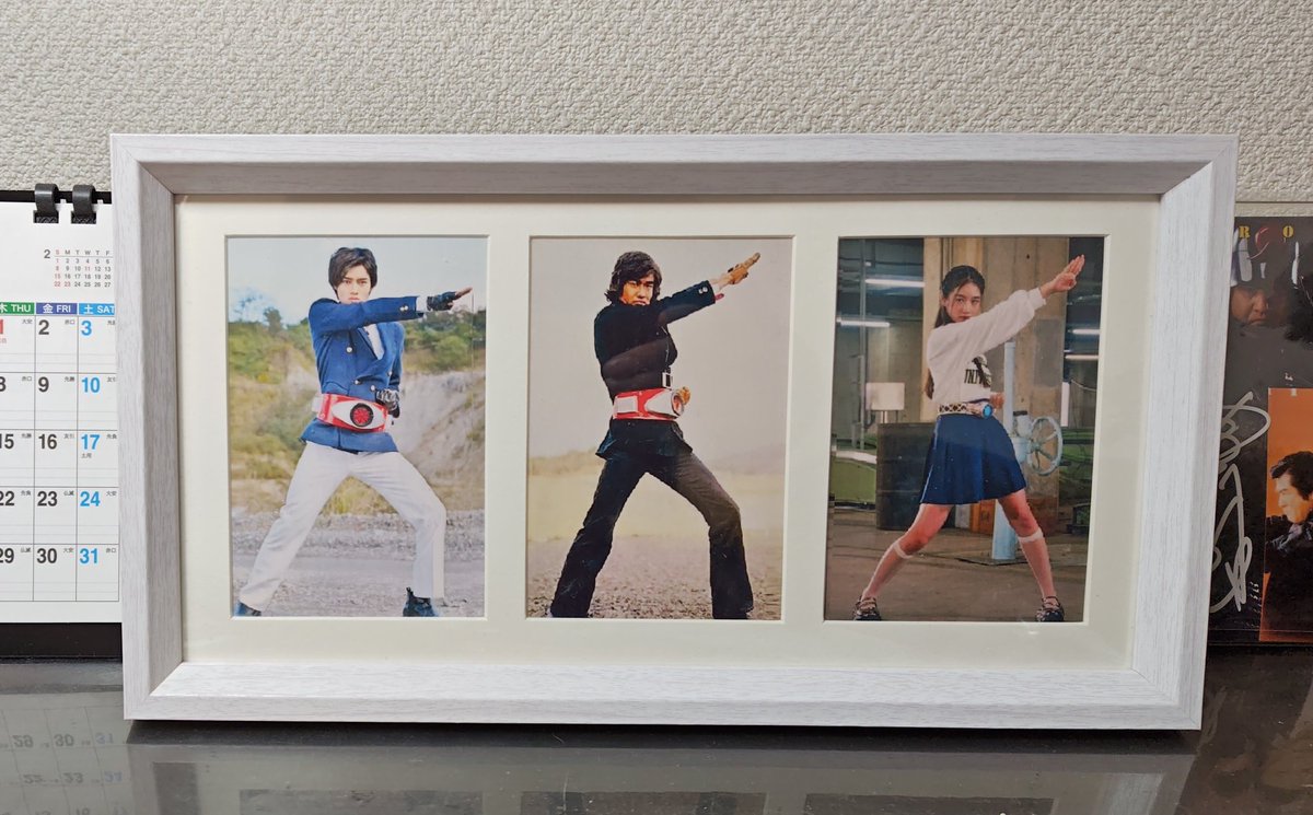 ダイソーで、なんとなく買っていた、3連の写真スタンド。
何を入れるか、迷っていたが、これでどうだ！！