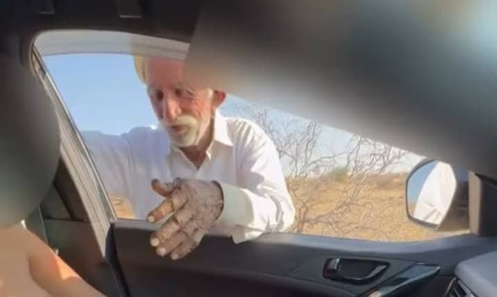 This old man is more famous in India than Johnny Sins....🥵☠️