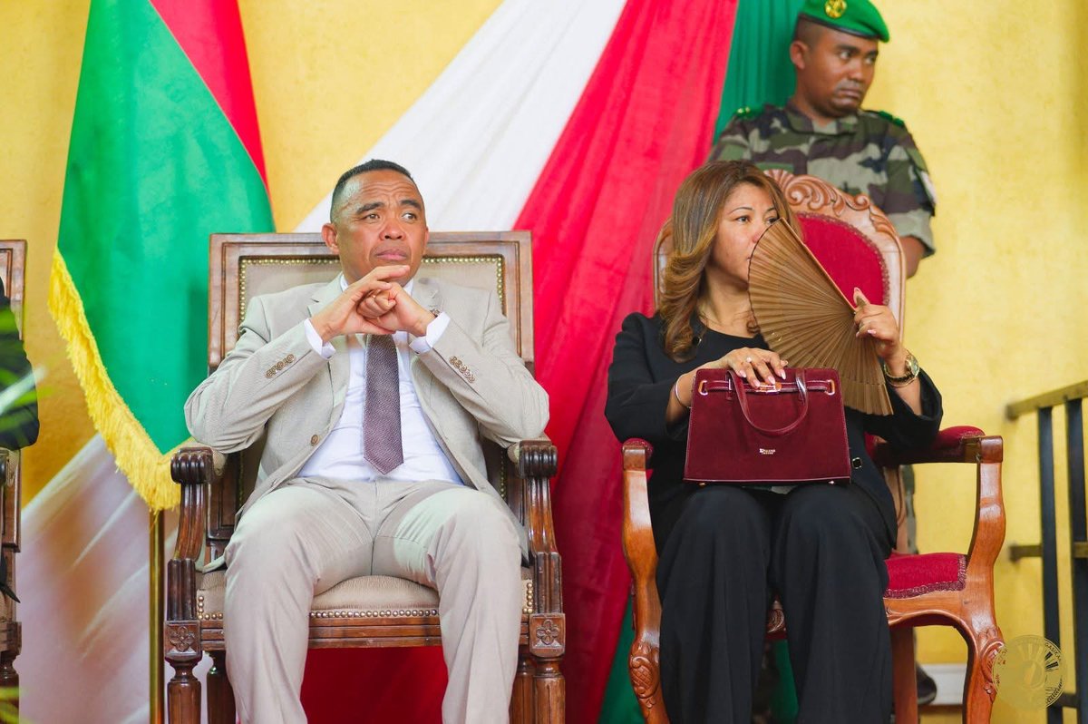 MADAGASCAR. PREMIERE DAME FANIRISOA ERNAIVO IZANY IZY E! 
VAKIO TSARA NY MOMBAN’NY AROFENITRA NA «PROTOCOLE» IZAY TSY AZO OVAINA ARAKA IZAY TIANA. N’IZA N’IZA FILOHAM-PANJAKANA, N’INONINONA ANTONY.