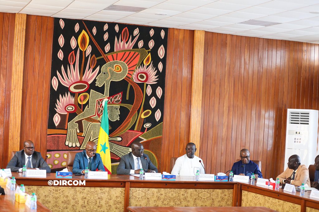 UCAD_Senegal's tweet photo. #UCAD & #CFJ : un partenariat au service de la justice et du savoir 🤝
L’Université Cheikh Anta Diop de Dakar a signé, ce jeudi 29 janvier 2026, un accord-cadre de coopération avec le Centre de Formation Judiciaire #CFJ, marquant une nouvelle étape dans le rapprochement entre le monde académique et les acteurs de la justice.
« Faire dialoguer la loi de la lumière et la lumière de la loi, et établir un pont de sens entre le savoir académique et le savoir expérientiel », a souligné Pr @Prabkandji, Recteur de l’UCAD, rappelant l’ambition de ce partenariat.
Cette coopération vise à mettre en synergie deux institutions publiques majeures autour d’objectifs communs :
🔵 Renforcement durable du capital humain
🔵 Développement de la formation
🔵 Promotion de la recherche
🔵 Consolidation de l’État de droit et d’une justice au service des citoyens
M. Souleymane Teliko, Directeur du #CFJ, s’est félicité de cette convention qui ouvre des perspectives prometteuses pour la formation des professionnels de la justice et des universitaires, ainsi que pour la recherche au service de la société.
Ce partenariat réaffirme le rôle de l’UCAD comme pilier de la formation, de la recherche et de l’excellence académique au service du développement du Sénégal.
#ucad #kebetu #senegal #compublique #comdigitale #Partenariat #Justice #ÉtatDeDroit #EnseignementSupérieur #Recherche #Formation #Coopération