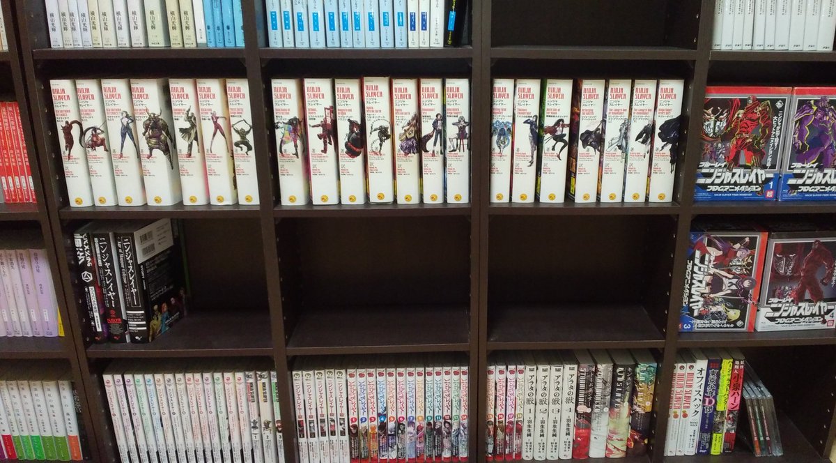 「旧版書籍と同じくらい出て欲しい」という願いを込めながら本棚を整理し、続刊を収めるためのスペースを空けました。　#ニンジャスレイヤー