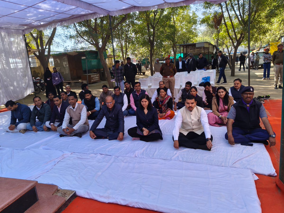 YuvaChuru's tweet photo. भारत सरकार के युवा कार्यक्रम एवं खेल मंत्रालय के अंतर्गत माय भारत चूरू द्वारा 30जनवरी 2026 को"माय भारत माई वोट" थीम के तहत मतदाता जागरूकता पदयात्रा का आयोजन किया lकलेक्ट्रेट सर्किल से  शहीद स्मारक तक पदयात्रा को श्रीमान जिला कलेक्टर अभिषेक सुराणा ने हरी झंडी दिखा कर रवाना किया l https://t.co/w22TpmGKGs