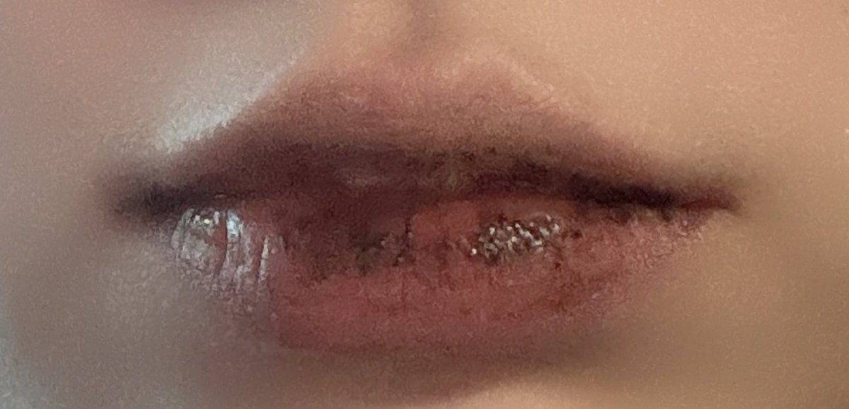 오늘하루요약 ㅜㅜ 먹고 샘플색감잡고
두쫑쿠먹엇긔 입술더러우면 미앙~~