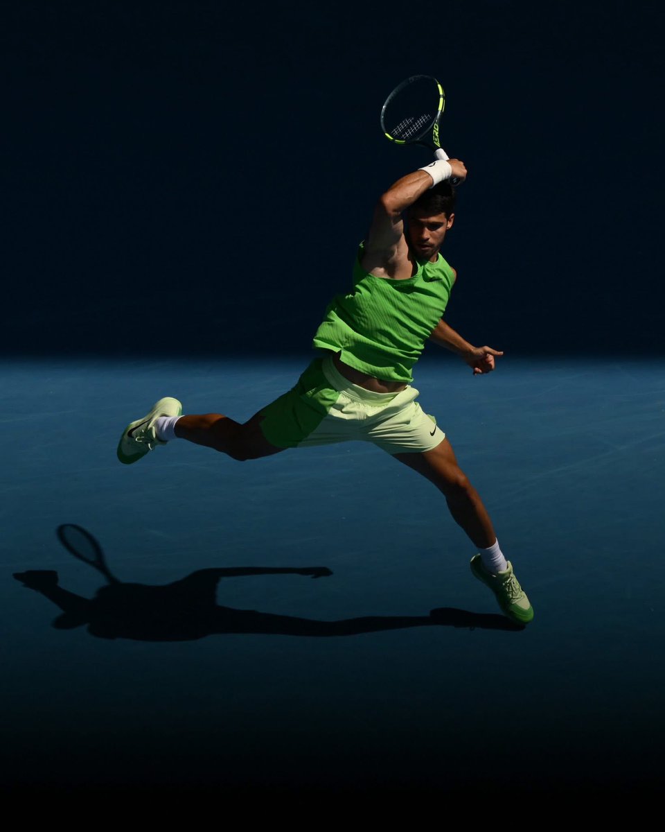 Este hombre va en la búsqueda de su primer Australian Open, lo de #Alcaraz es sencillamente impresionante, que tenía que nos brindaron junto a #Zverev . 5 horas y 27 minutos, con 22 años Alcaraz está haciendo historia! Enhorabuena <a href="/carlosalcaraz/">Carlos Alcaraz</a> 🎾